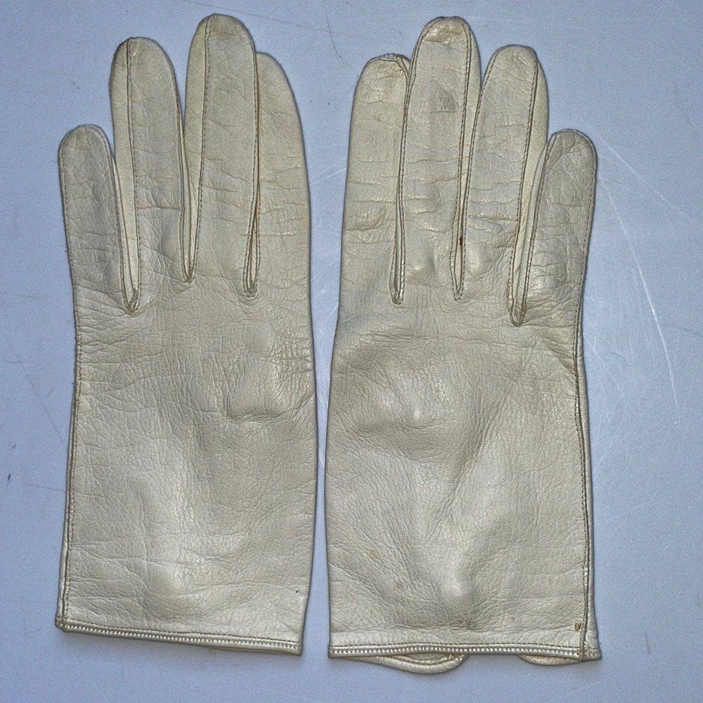 Vintage‎ 50s/60s Size 6 off white leather gloves with pearl button at wrist